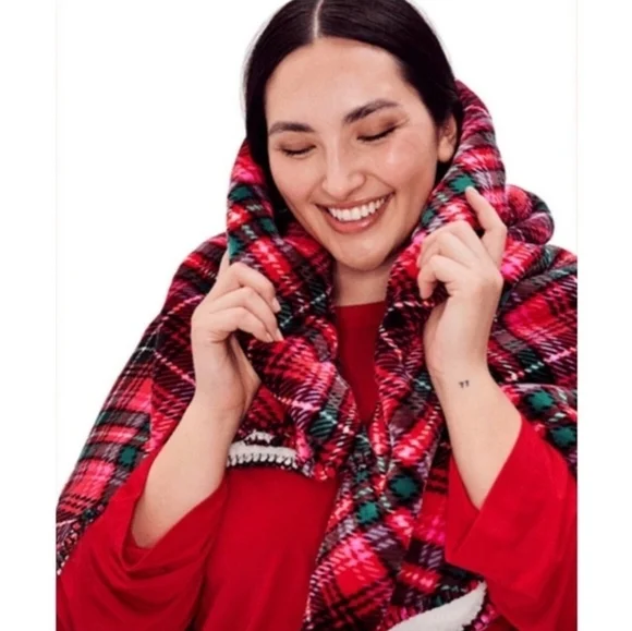 Victoria's Secret Red And Green Sherpa Throw Blanket 50in X 60in NWT - Picture 2 of 12